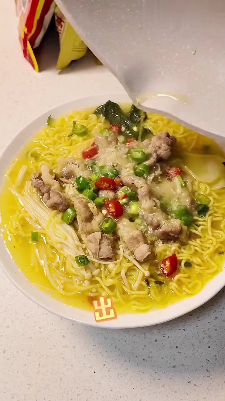 养成系泡面博主｜金汤肥牛面里没有肥牛！？