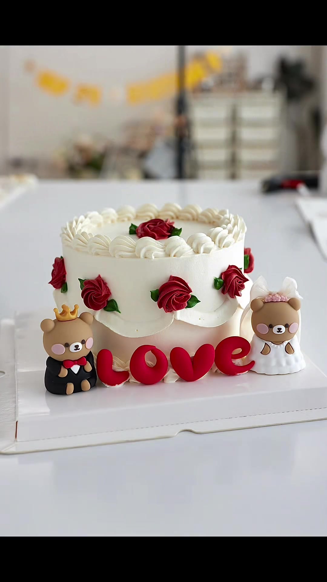 沉浸式制作简约小熊婚礼蛋糕