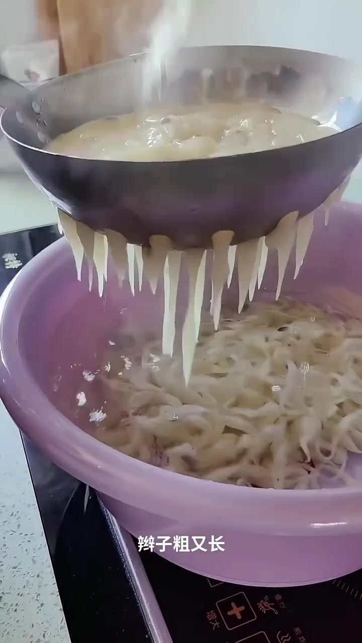 夏天做小面鱼,面糊倒漏勺凉水一冲超好吃!