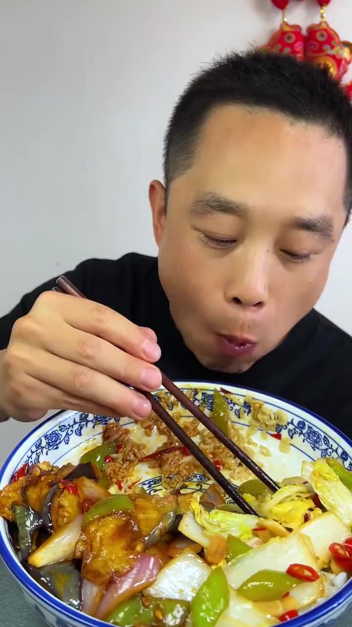 干活累了,做两个家常菜盖饭吃