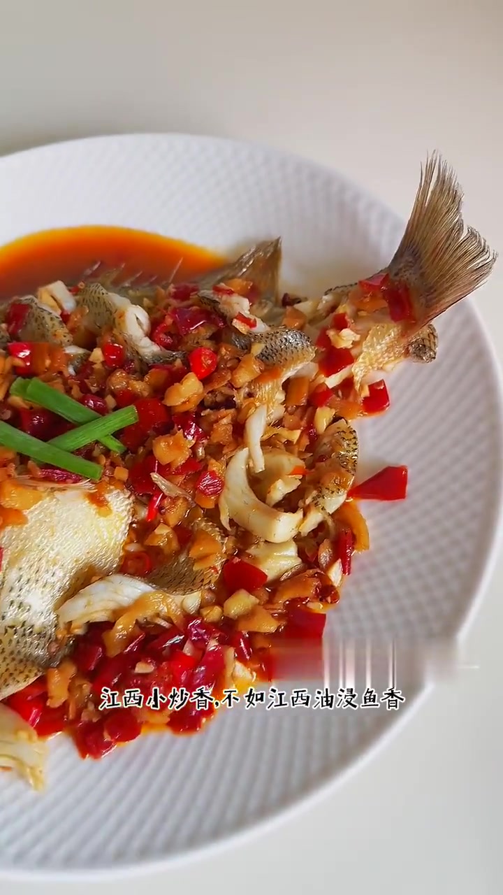 去过一次南昌，除了瓦罐汤和南昌拌粉，就是这个油浸鱼让我依旧忘不掉，不得不说，南昌真的太好吃