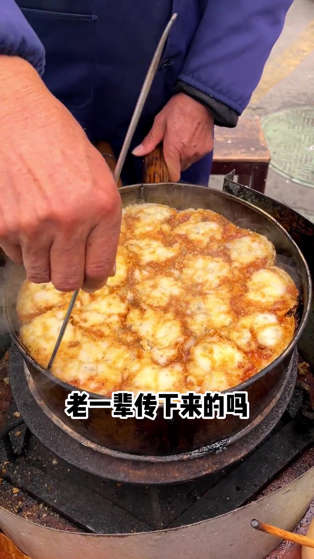 70岁爷爷做的糯叽叽梅花糕,2块一个的快乐!酸酸甜甜的,香迷糊了!这谁能拒绝!