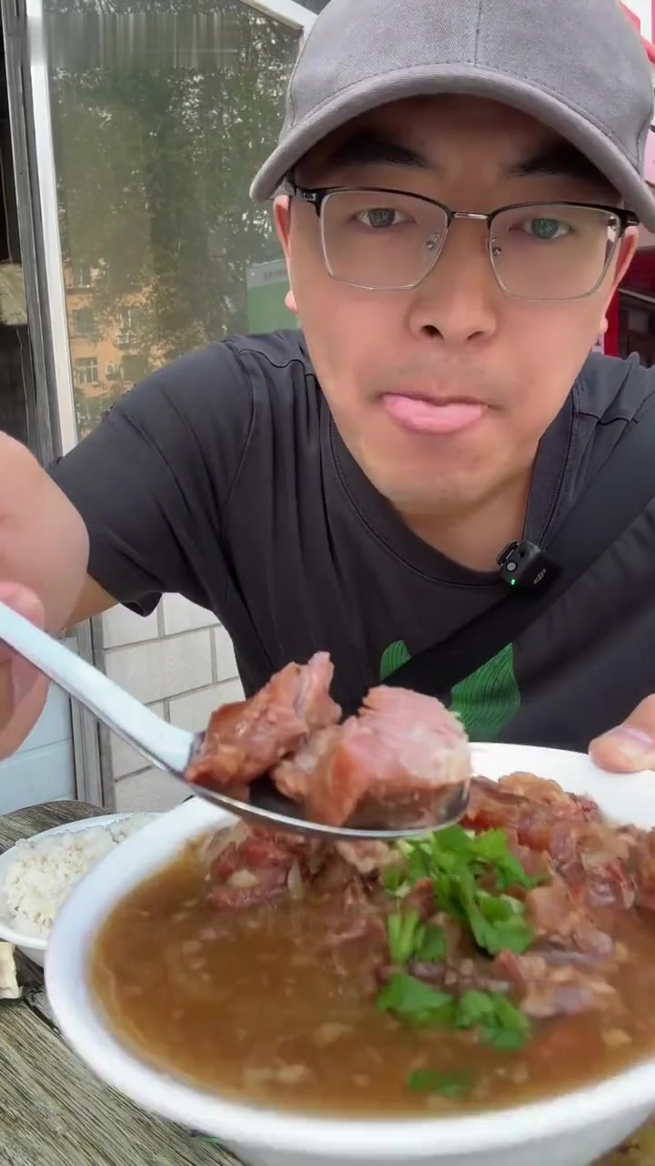 这碗大锅炖菜配白米饭,香得很!