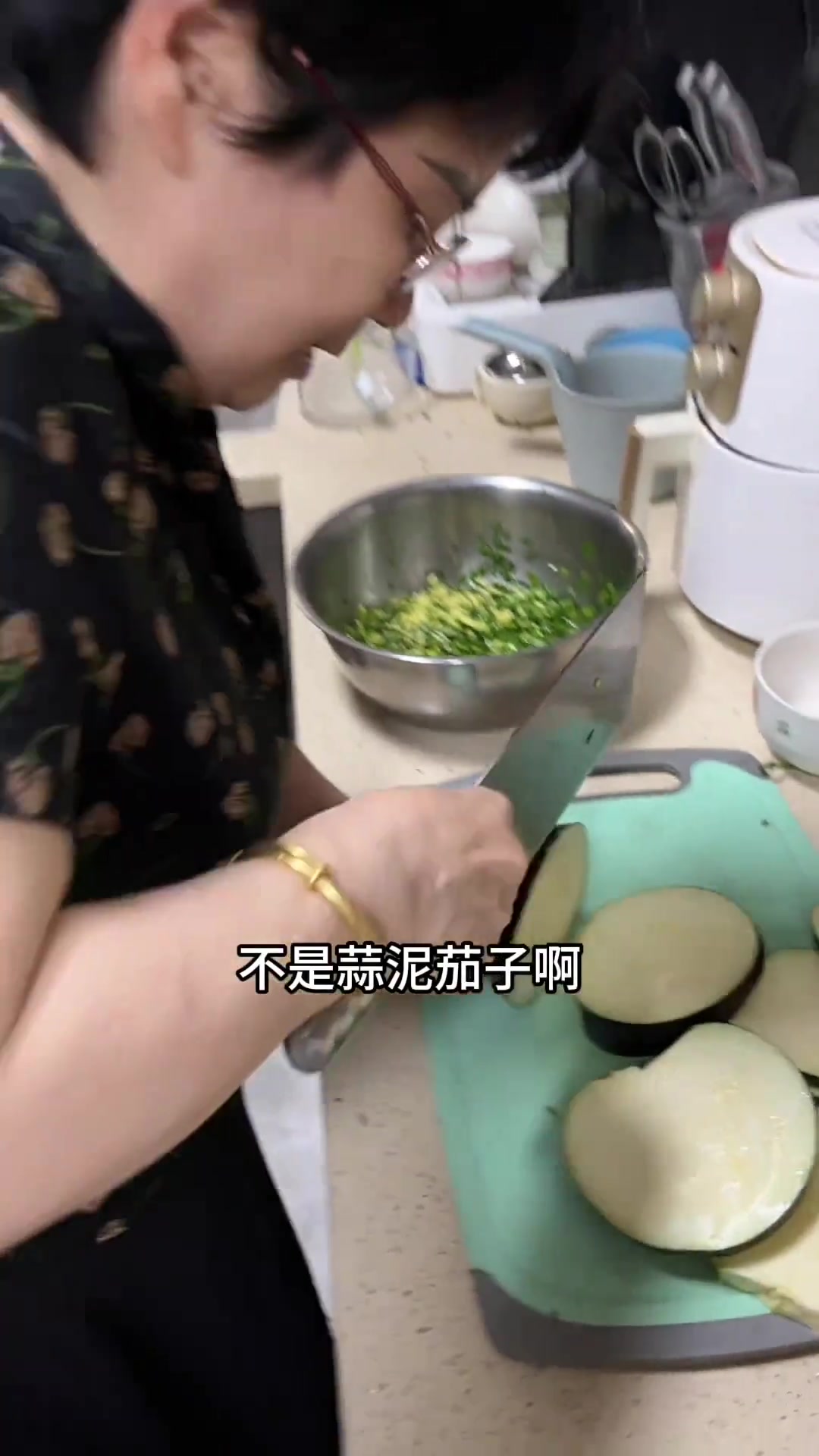 今天跟着学妈妈喜欢吃的韭菜馍，简简单单的一餐