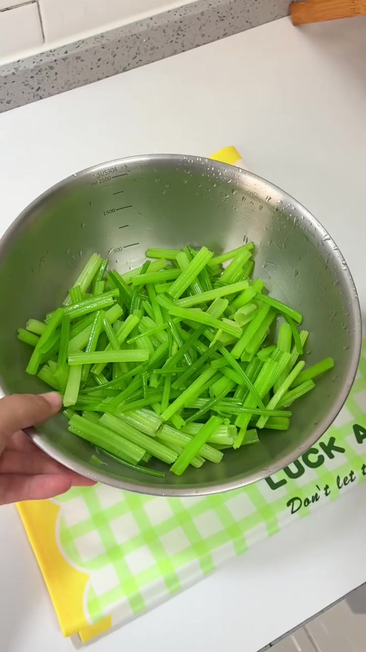 给司机师傅和小学生做午饭｜卤鸡腿、凉拌香芹、油泼面