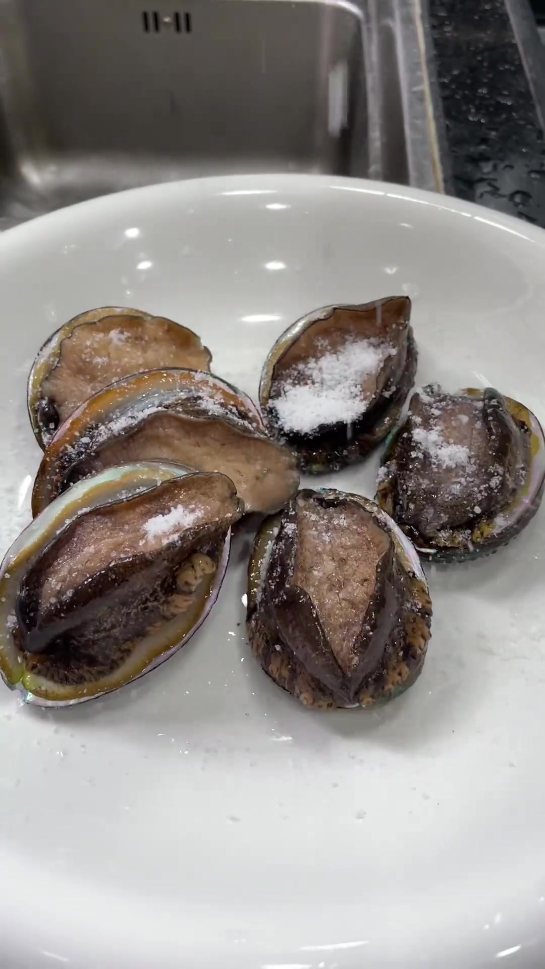 在家这样做白灼鲍鱼，做法简单，鲜嫩好吃