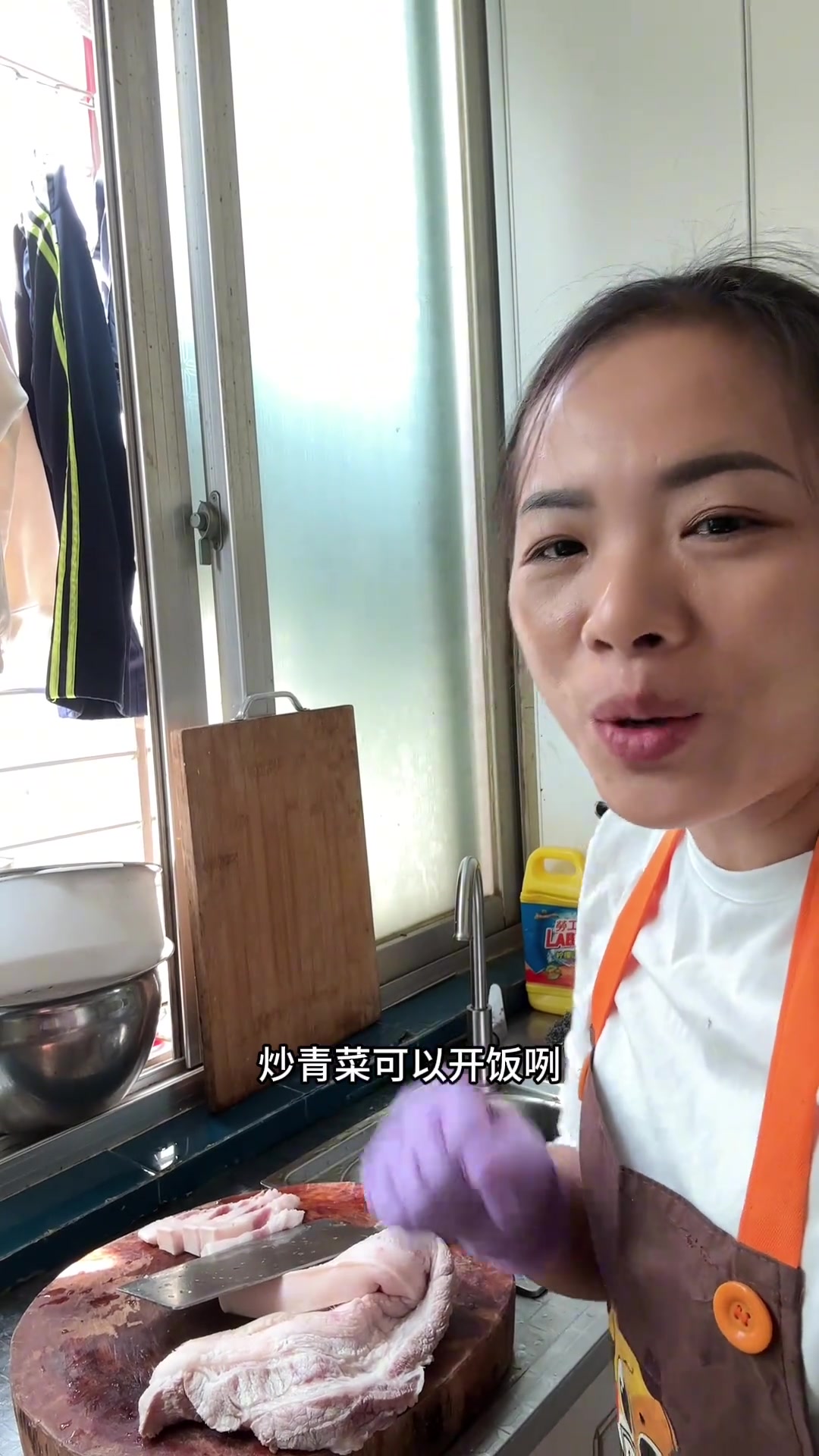家庭煮妇日常：买菜做饭忙两小时，吃饭仅二十分钟