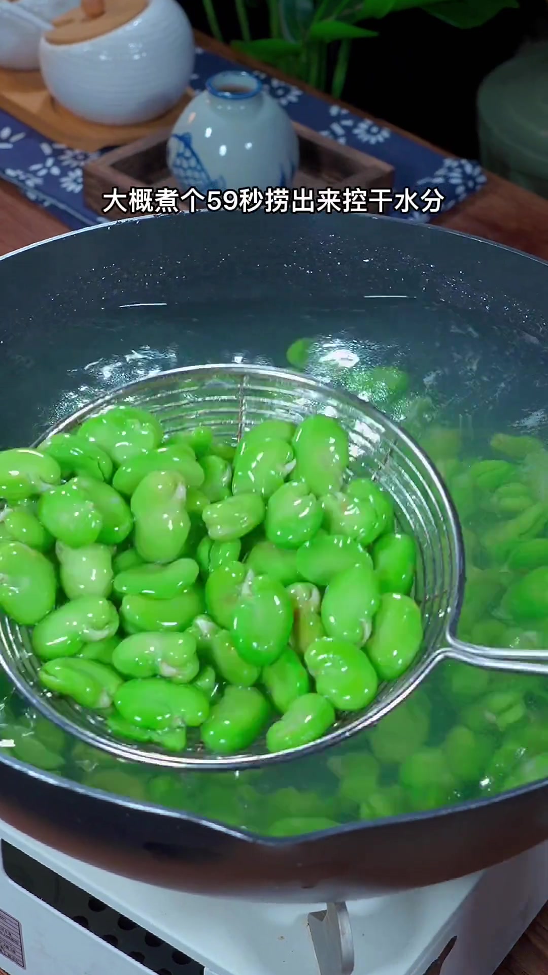 外蚕豆炒外婆菜超下饭，加鸡蛋更绝