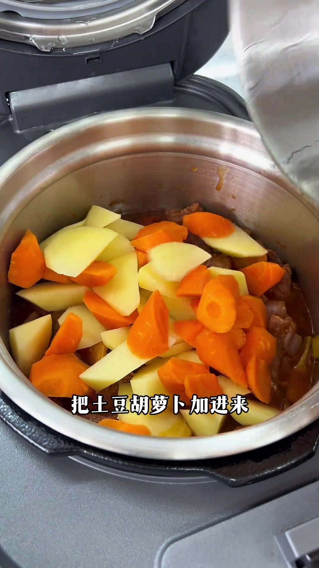 夏天超热,电饭锅搞定番茄炖牛腩,超好吃!