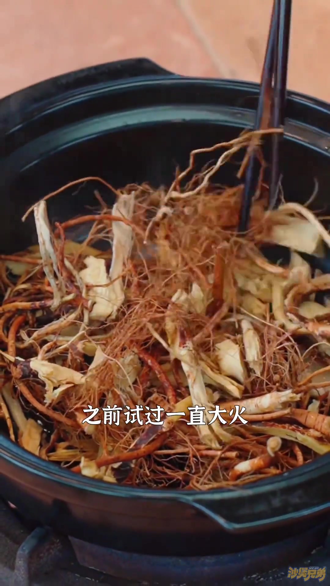 五指毛桃焗水鸭仔夏天到了，吃水鸭就最惹味，用五指毛桃的香味逼出水鸭的鸭味，简简单单又一餐