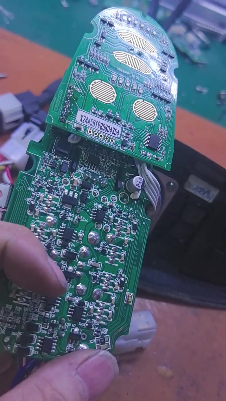 鱼跃电动轮椅的控制器,进水造成线路板腐蚀