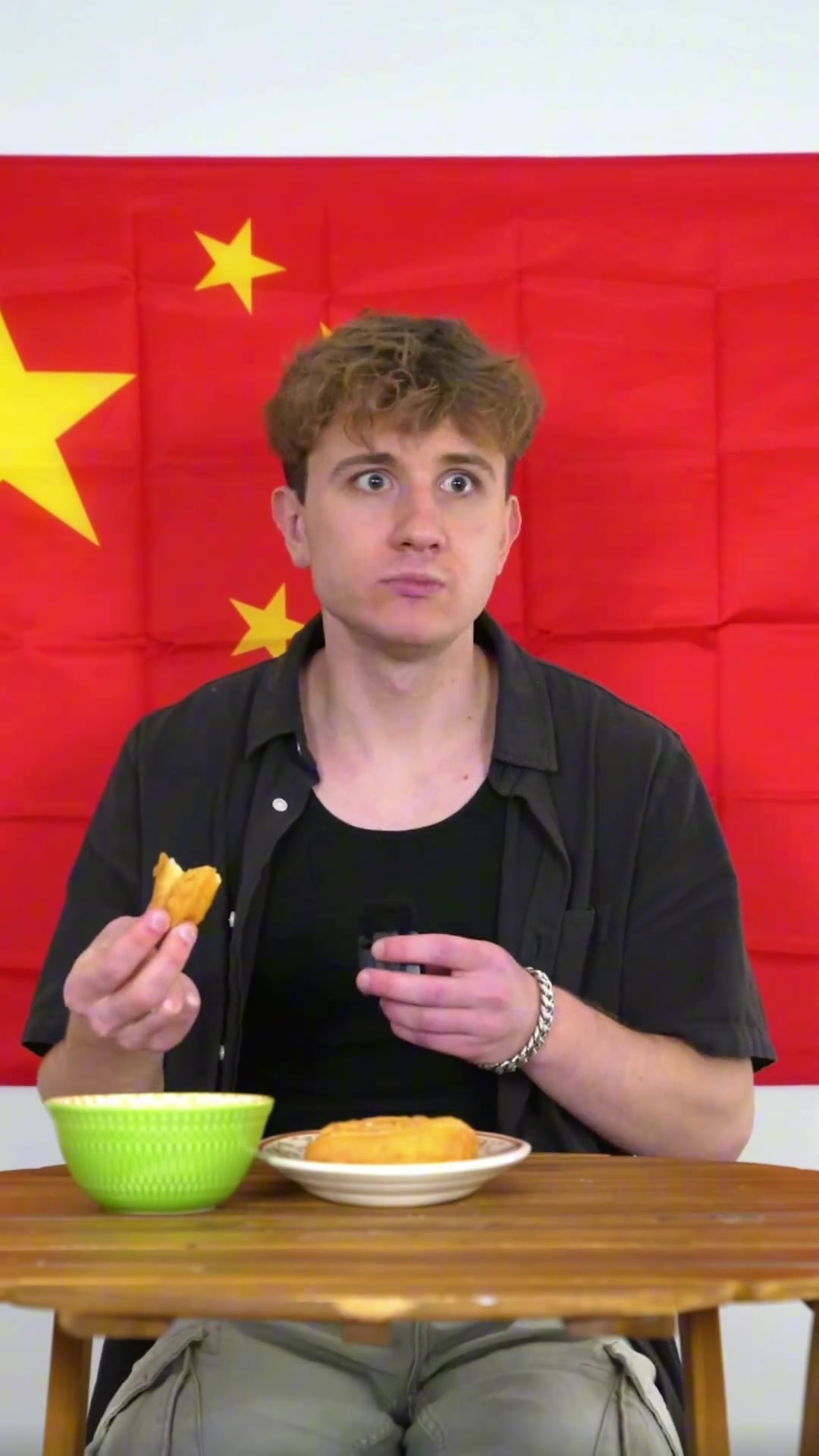 美国小伙感叹：如此正宗的中国美食25岁才吃到，简直是人生的“罪过”