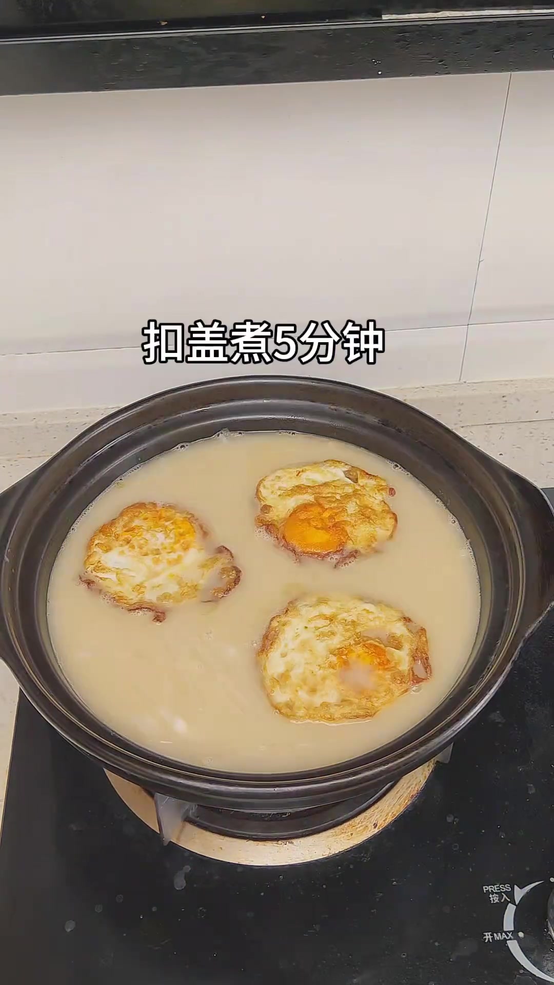 每周都要给孩子安排一道鲫鱼汤配上应季的白萝卜鲜甜好喝