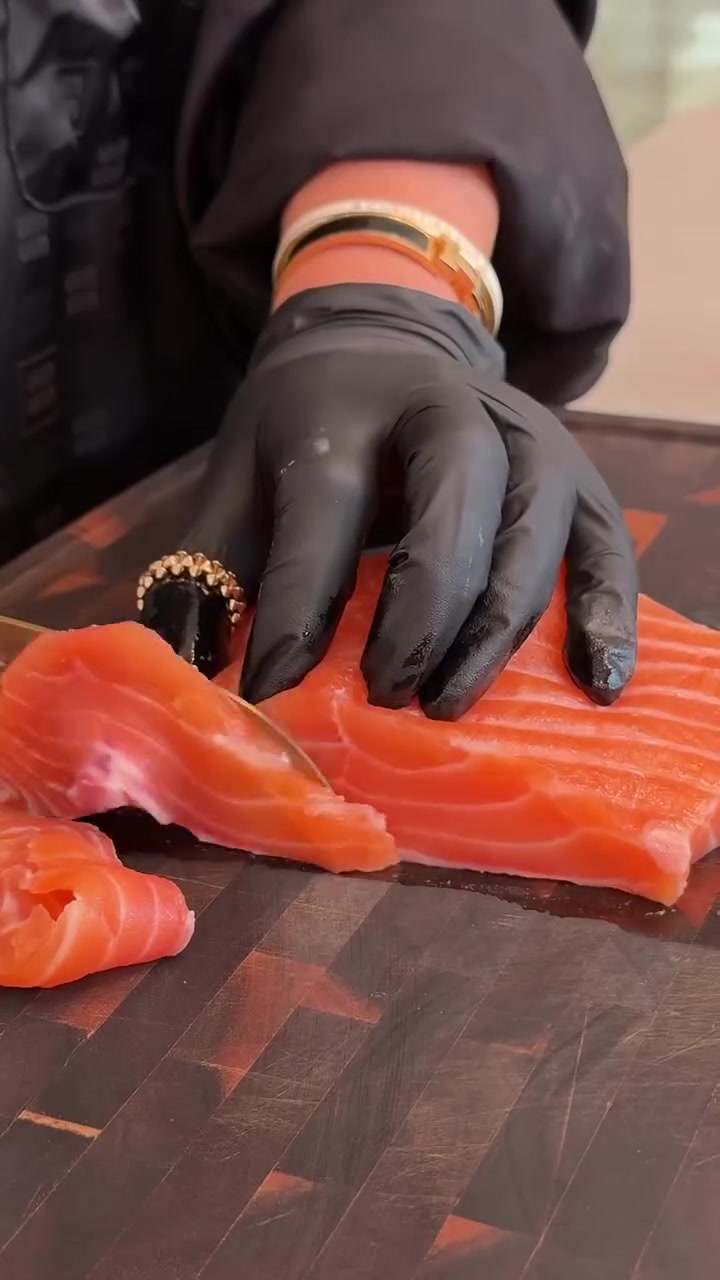 你知道我在说什么。不要否认你也感觉到了。当然是秋天了,希望你还没有陷入悲伤之中,因为我非常