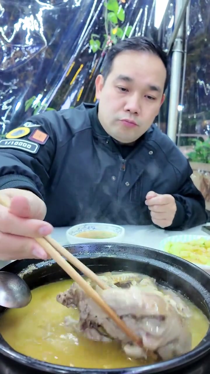 下班后男人的快乐有多简单!独家生蚝枸杞老鸭汤,你就说补不补吗?