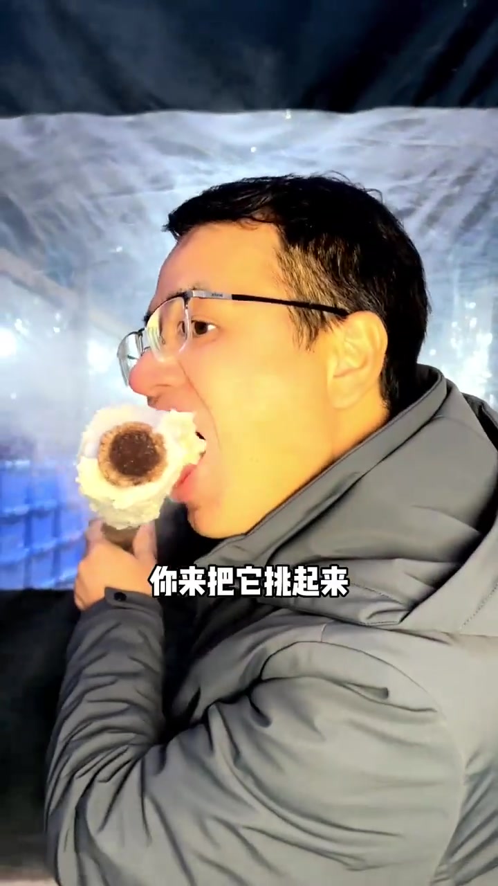 每到冬天，老家有着吃糍粑的习俗，在院子里和大家一起打糍粑，依旧是小时候的制作方法，现打的糍