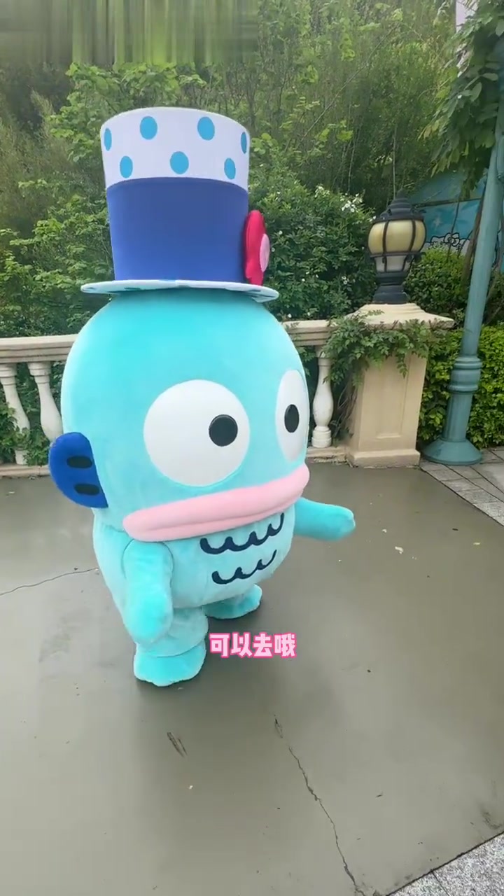 没有人跟人鱼汉顿拍照,丑鱼摸鱼啦!后面还拉着小朋友拍照,好小只好可爱!