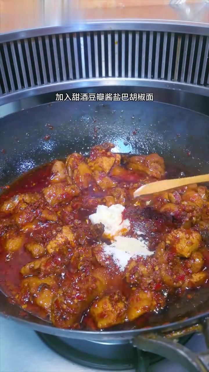 今天炒一个辣子鸡吃火锅,皮糯肉香真好吃!
