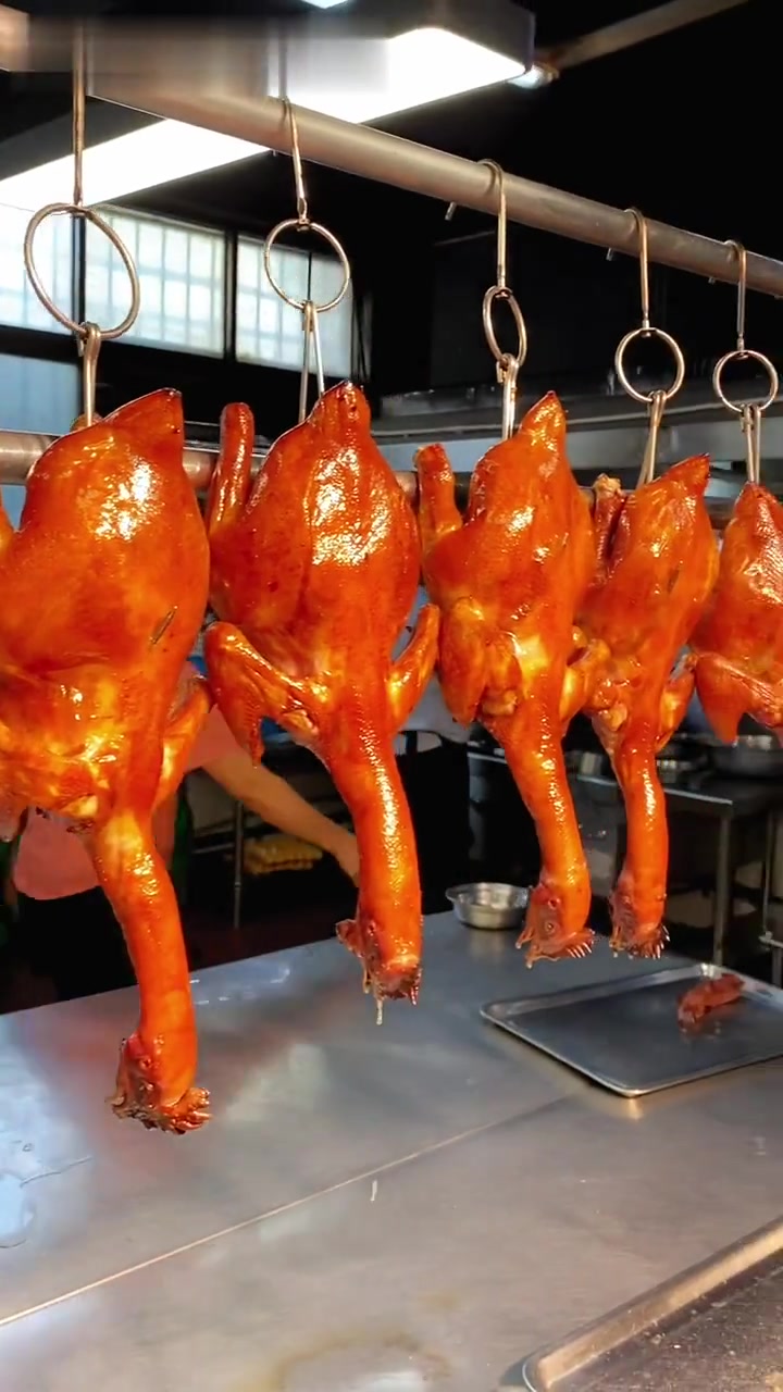 烧制农庄吊烧鸡