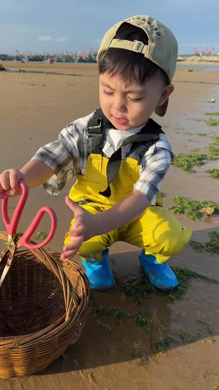 带崽崽在海边收获了一条黑石斑鱼，带回家做个酱烧黑石斑鱼实在太香了