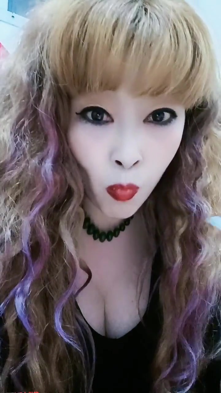 昨天母亲节小棉袄给别人的妈妈们做了二十多个蛋糕!累的不行了就没给我做,说今天给我补上一个千