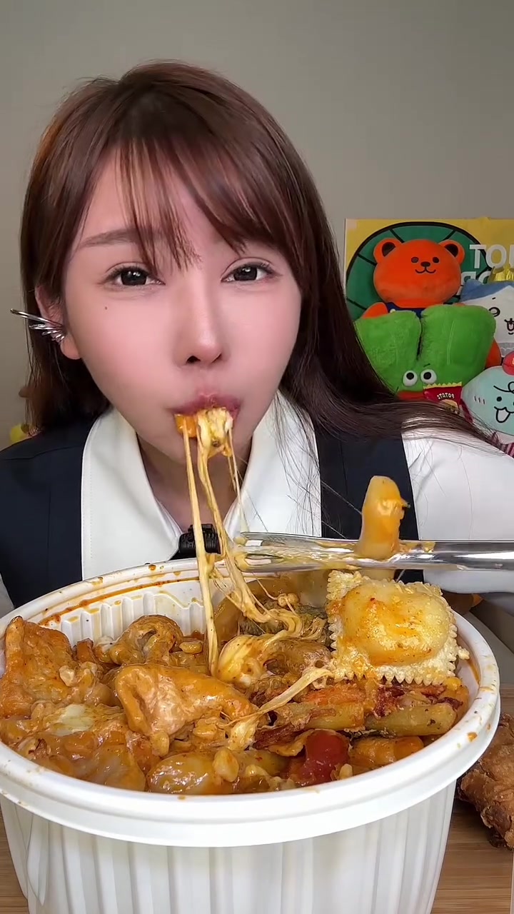 韩国路边摊炸鸡配哥哥送的黏糊年糕好迷糊