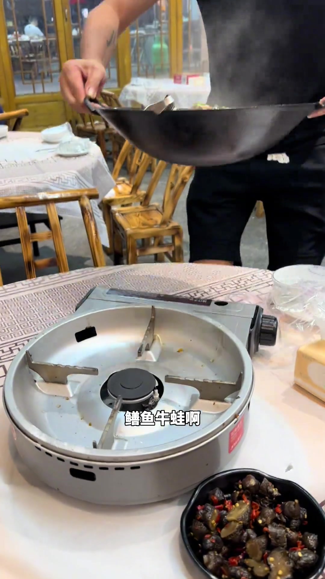 头回见夜宵摊凉菜多，他家牛蛙鳝鱼超赞