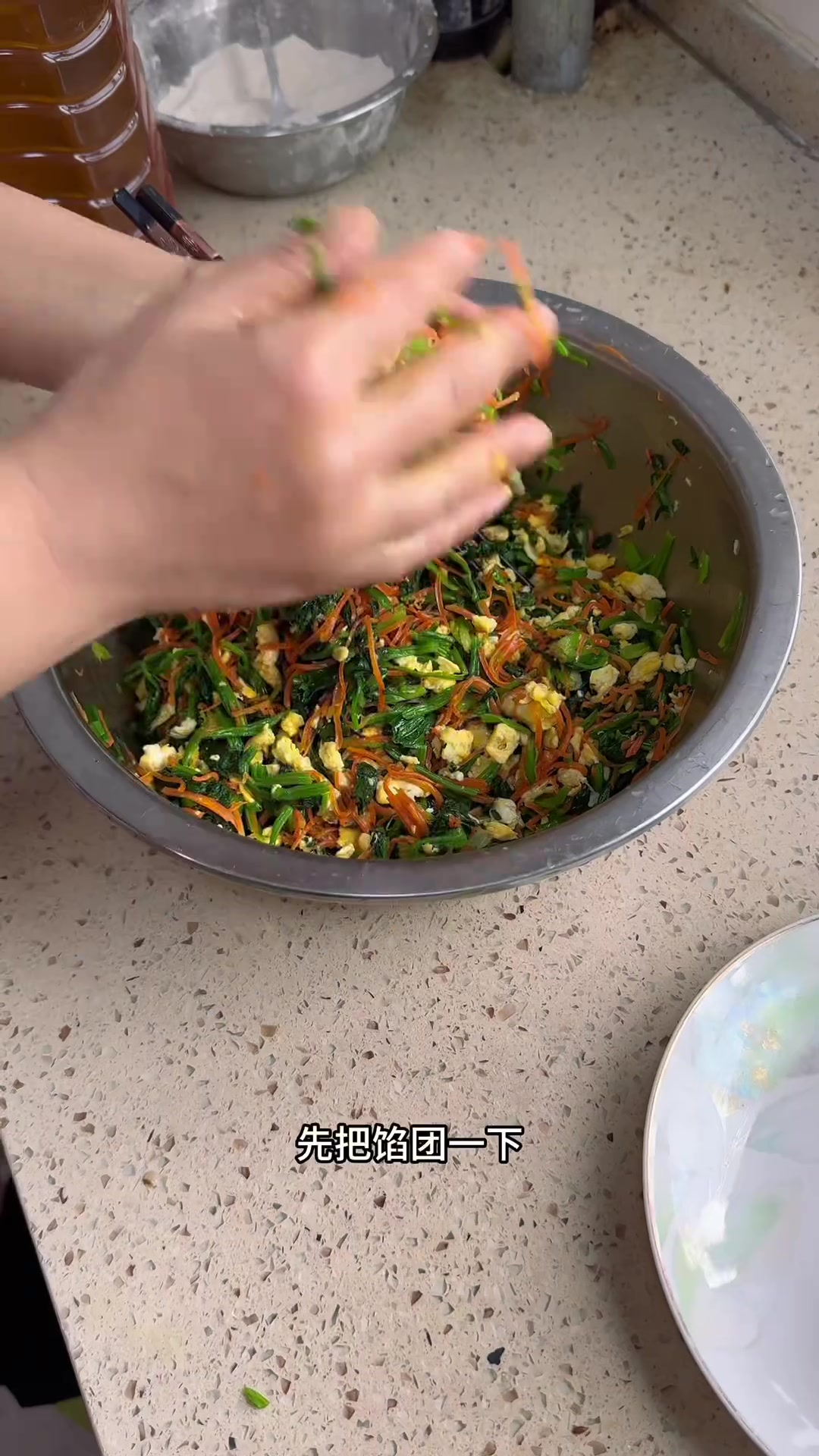 简单好吃的玉米面菜团子做法,皮薄馅多超美味