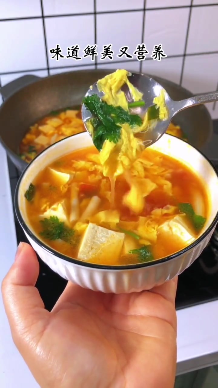 番茄菌菇鸡蛋汤,汤汁浓郁,大小朋友都爱喝