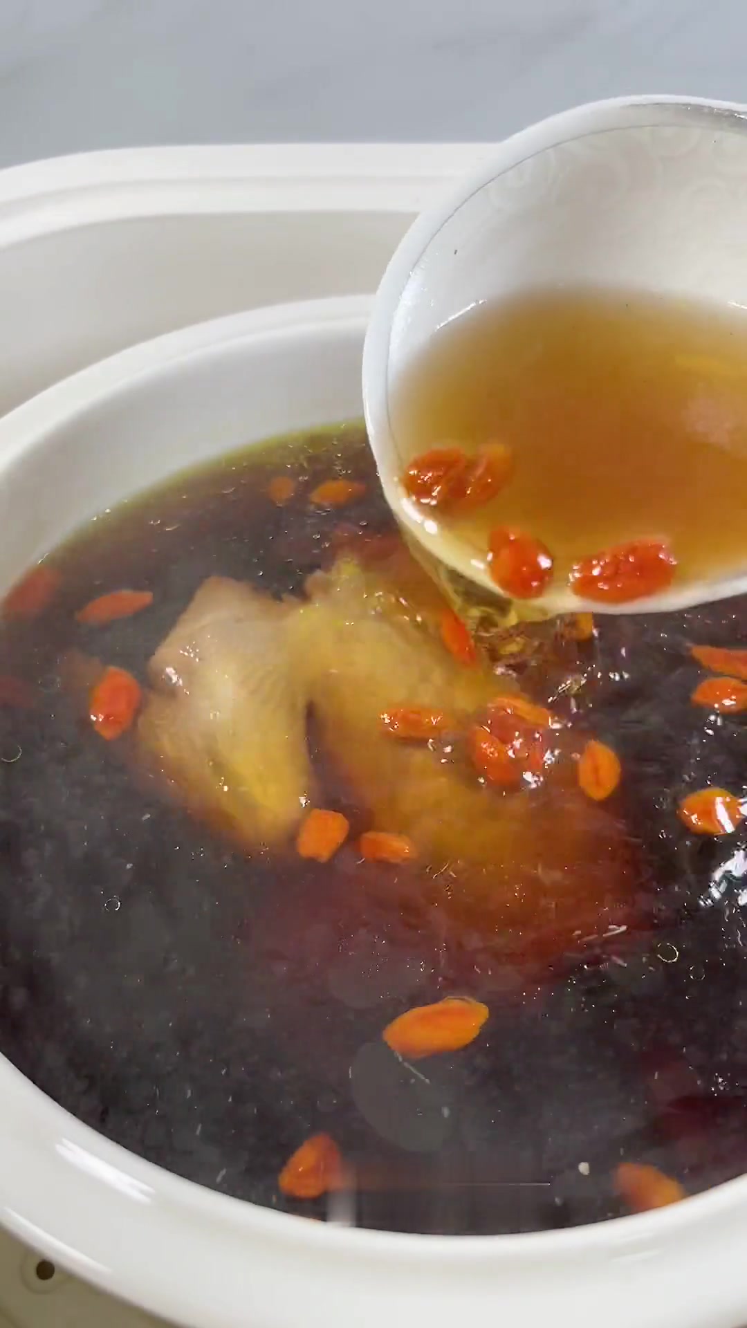 妈妈常煲的乌鸡白凤丸鸽子汤,简单好喝,分享!