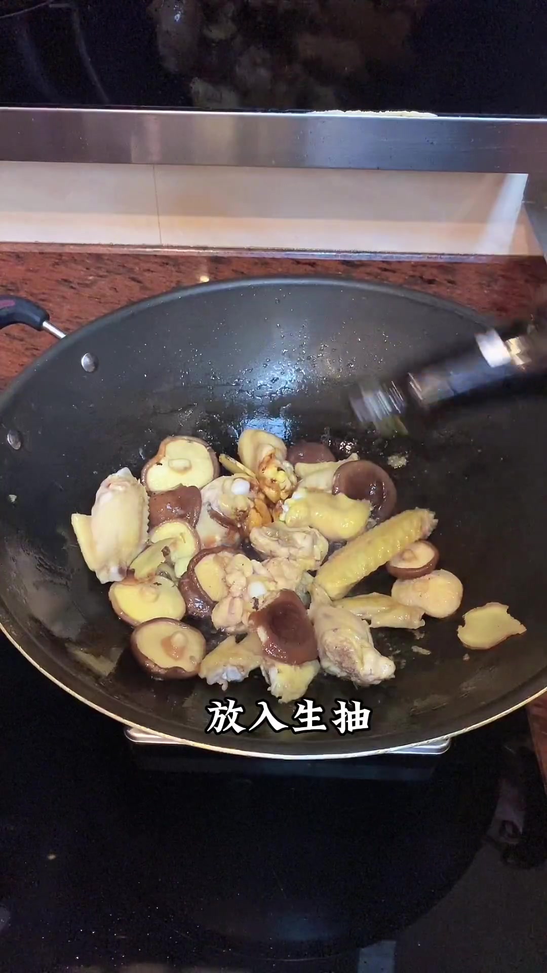 今天来个花菇花胶焖鸡，好吃又养颜，简单又美味，太下饭了