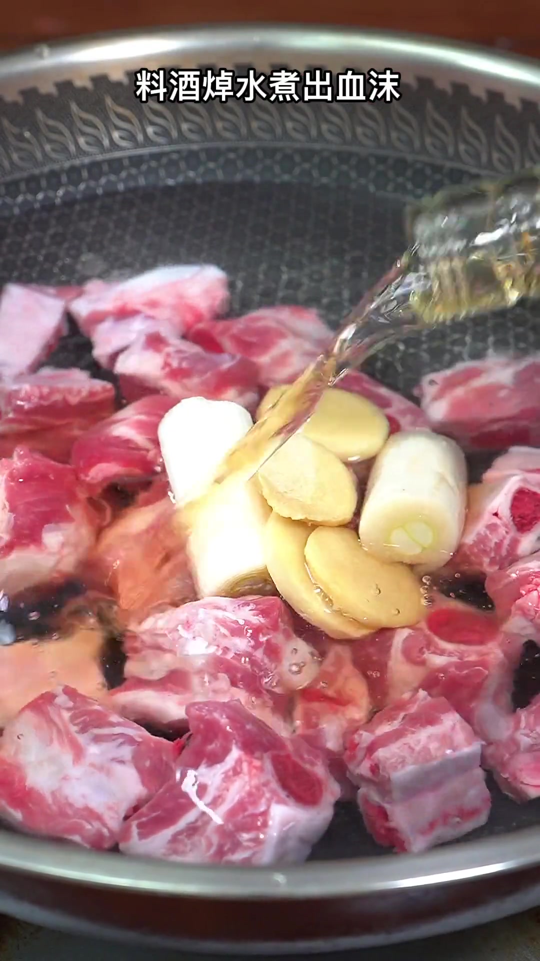 家常糖醋排骨做法,酸甜可口全家抢着吃