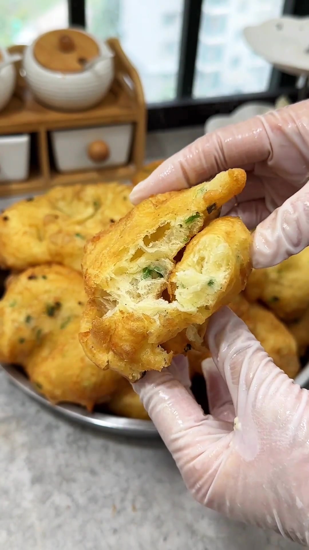 炸葱花油饼做法：表皮酥脆，凉了也柔软