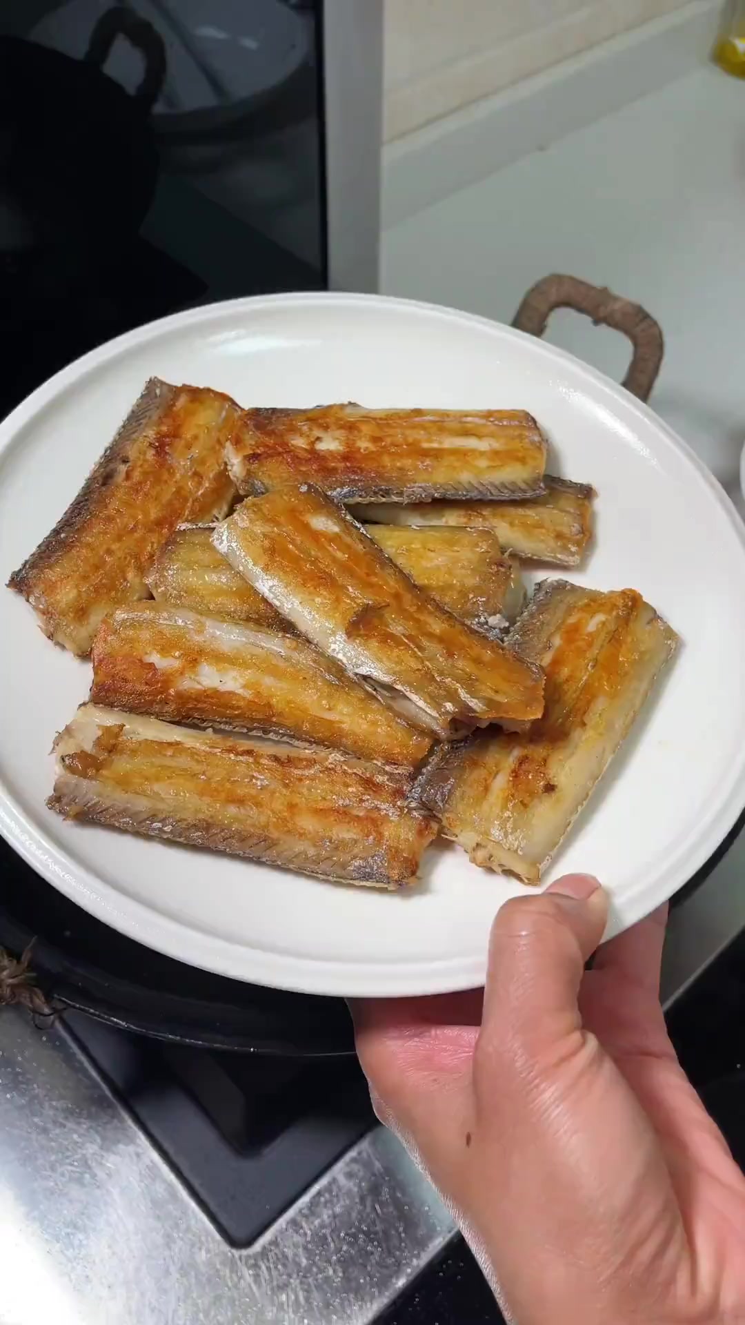 今晚吃香煎带鱼,做法简单好吃,外焦里嫩不腥腻