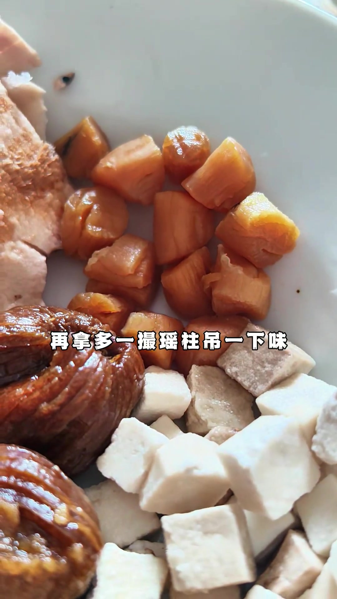土茯苓蝎子炖猪腱汤,汤色清透味甜效果好
