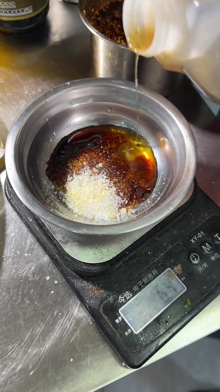 凉拌腐竹木耳教程，备好调料拌匀即可