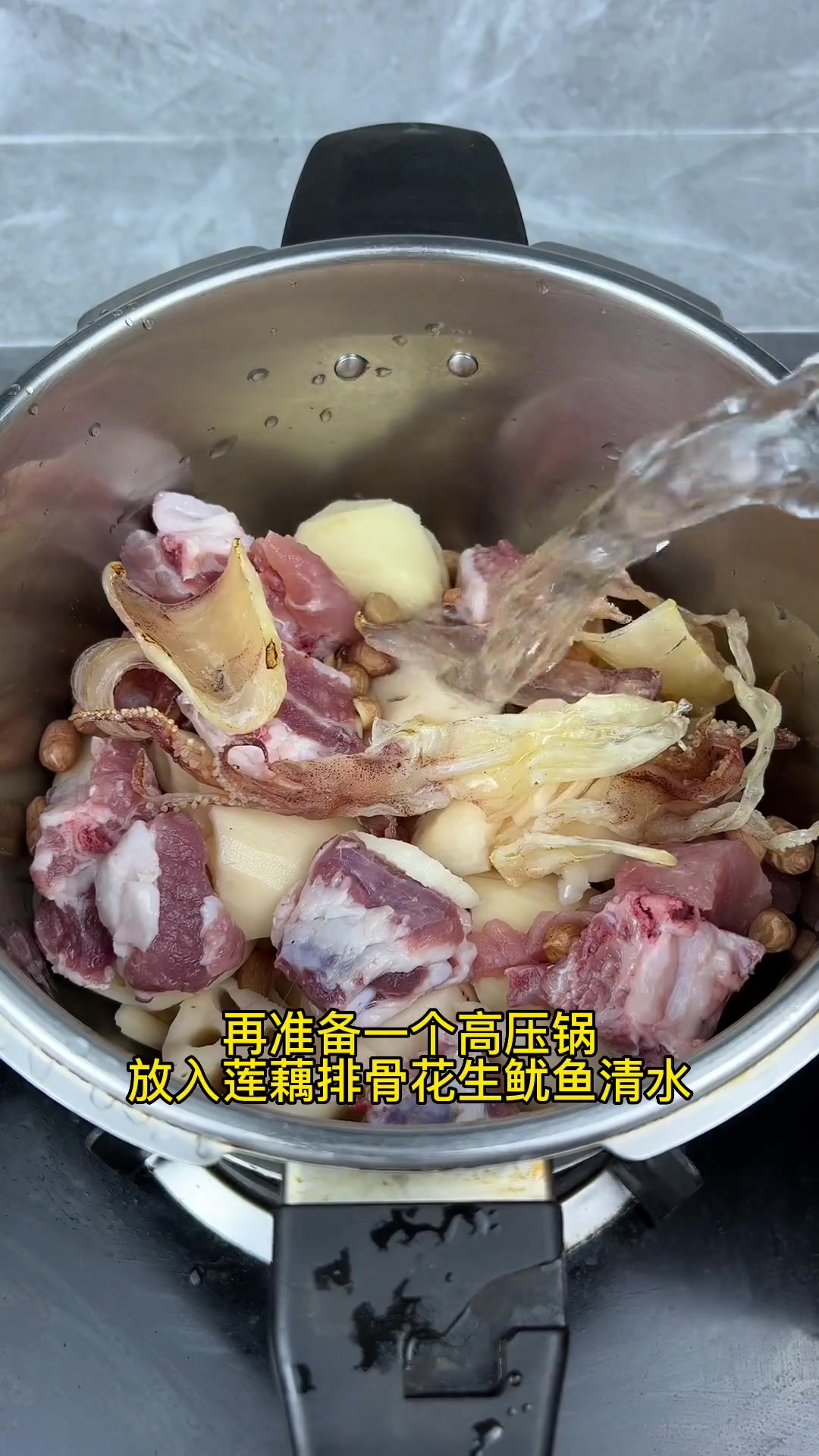 秋天来上一碗排骨鱿鱼莲藕汤,实在是太好喝了