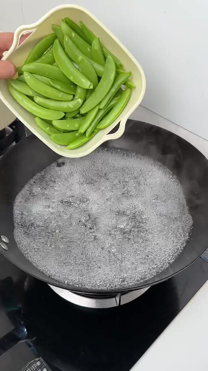 自从学会了这个甜豆炒肉隔三差五孩子就会点名要吃,做法简单美味又营养