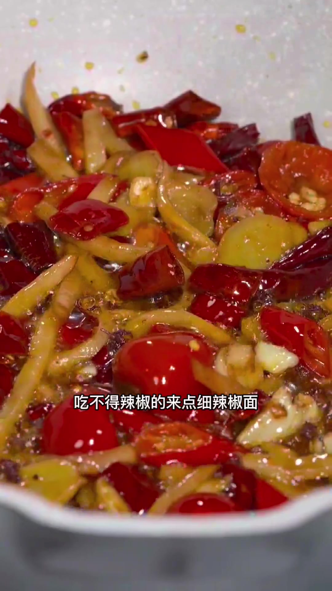 在重庆黔江,他们的干锅鸡杂是真的好吃,酸萝卜开胃下饭,鸡杂麻辣入味,说起都要留口水!