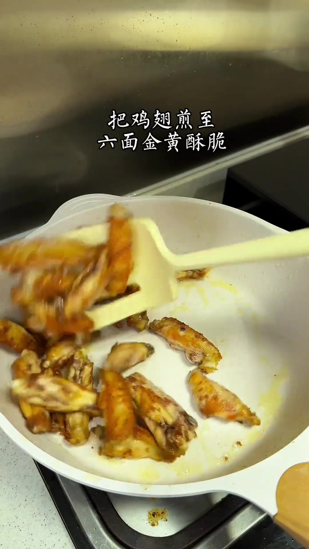 往鸡翅里打入一个鸡蛋,出锅就是一道粤式茶餐厅桌桌必点的美食,蒜香浓郁焦香酥脆,孩子特别爱吃