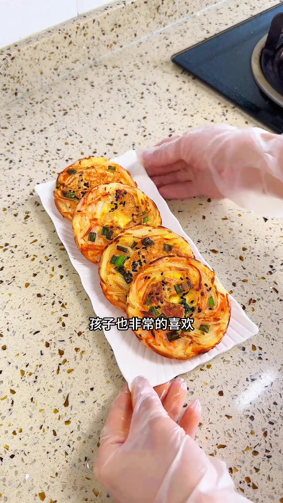 家有即将上一年级的小学生，早餐不能马虎，今天做了简单又营养的山药坚果蒸糕和土豆胡萝卜丝蛋饼