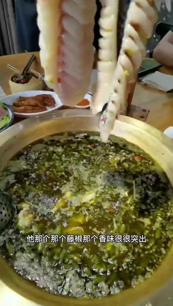 火锅杂谈：鱼火锅在川渝很受消费者喜爱，怎样才能做的好看好吃又好玩呢，体验土著渔匠蝴蝶鱼火锅