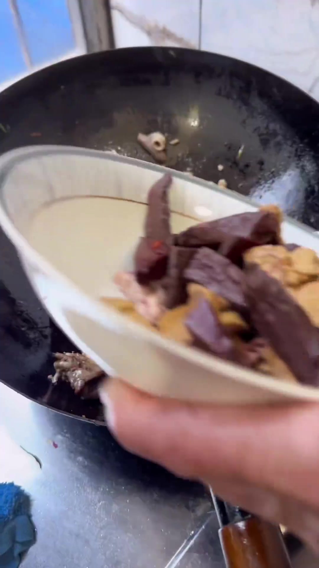 今天花了20多生活费，还有些是农村带上来的，今天消费不便宜，一起算下来大概要三四十块，爸爸