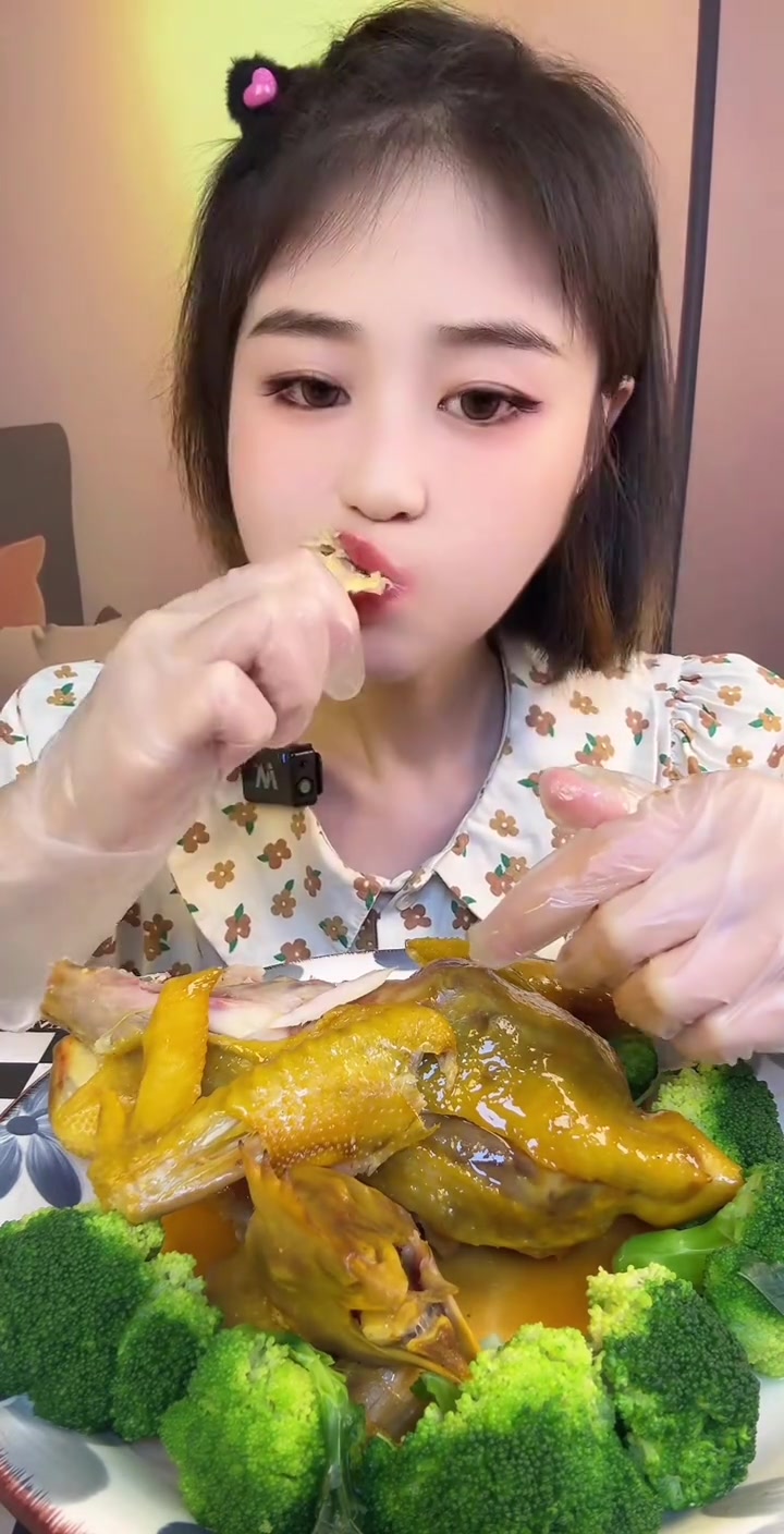 这个鸡真的好吃没话说!嘎嘎鲜!我之前一直觉得三黄鸡才好吃,没想到土鸡也能这么好吃明天就有了