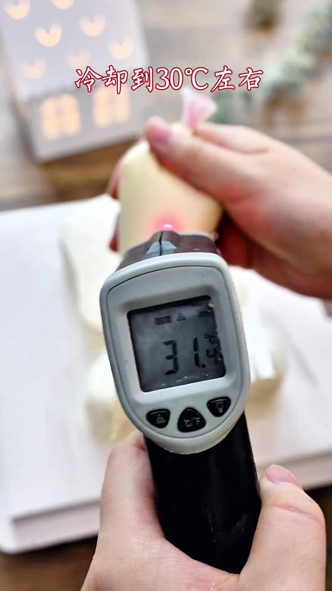 用热漫多拉线膏制作面包狗蛋糕，教你淋面