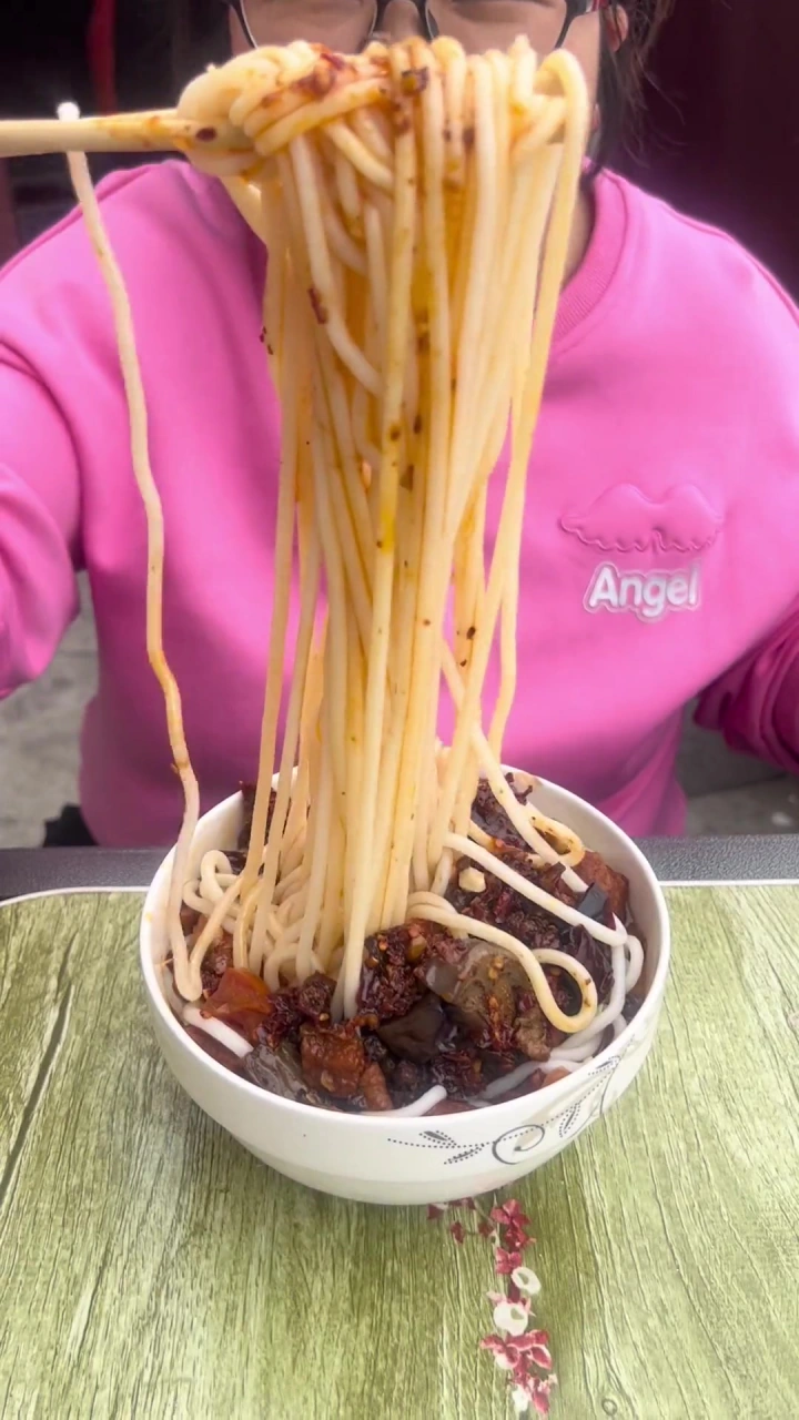 贵州米粉米线拌上豆豉油辣椒，脆哨油辣椒，味道出来了