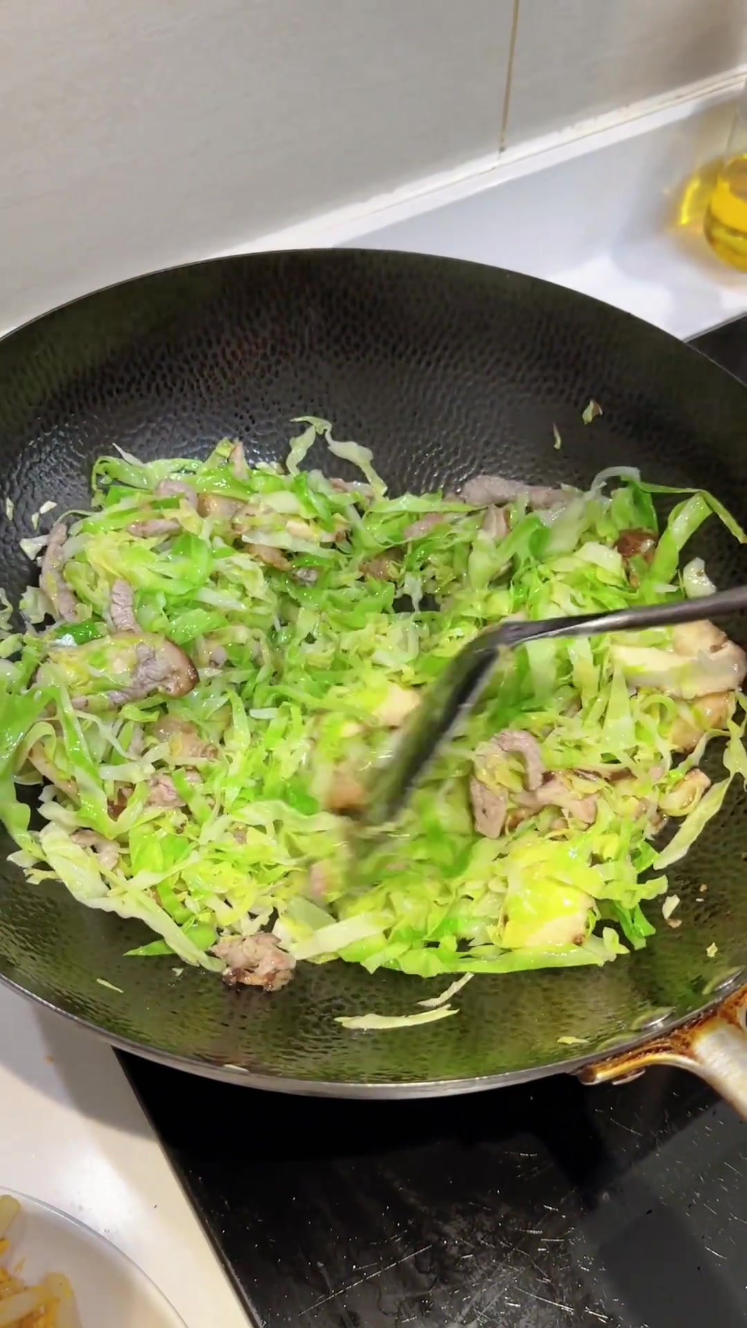 今天给家人做了包菜炒年糕,做法简单,味道也好,大人孩子都很喜欢吃