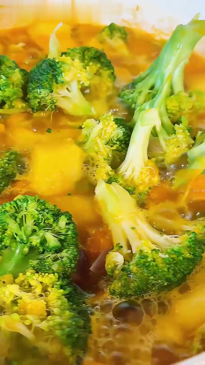 低脂纯素南瓜的甘甜、土豆的绵密、花菜的清爽,慢火炖煮,融为一锅细腻浓郁的蔬菜浓汤