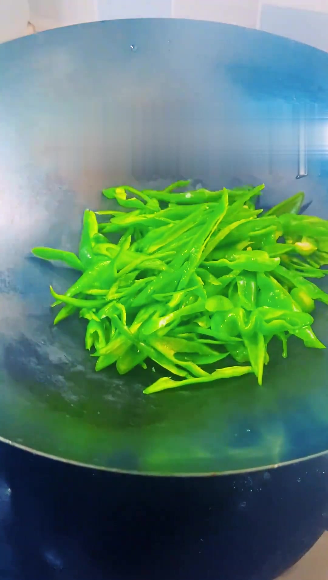 经常做辣椒炒肉,到底先放辣椒还是肉呢?这是个让人纠结的问题!有人说先放辣椒爆香,有人说先炒