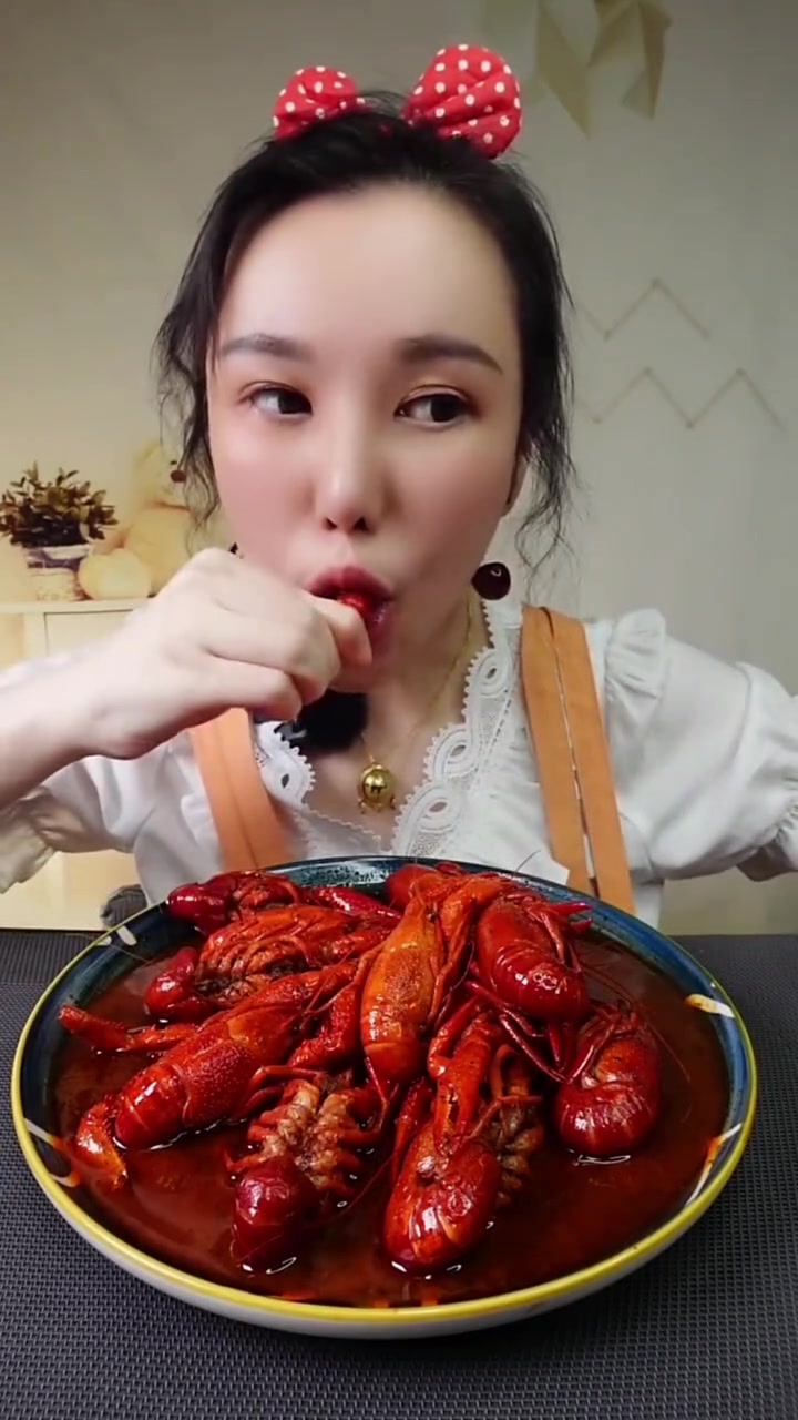 盘点美食博主吃小龙虾